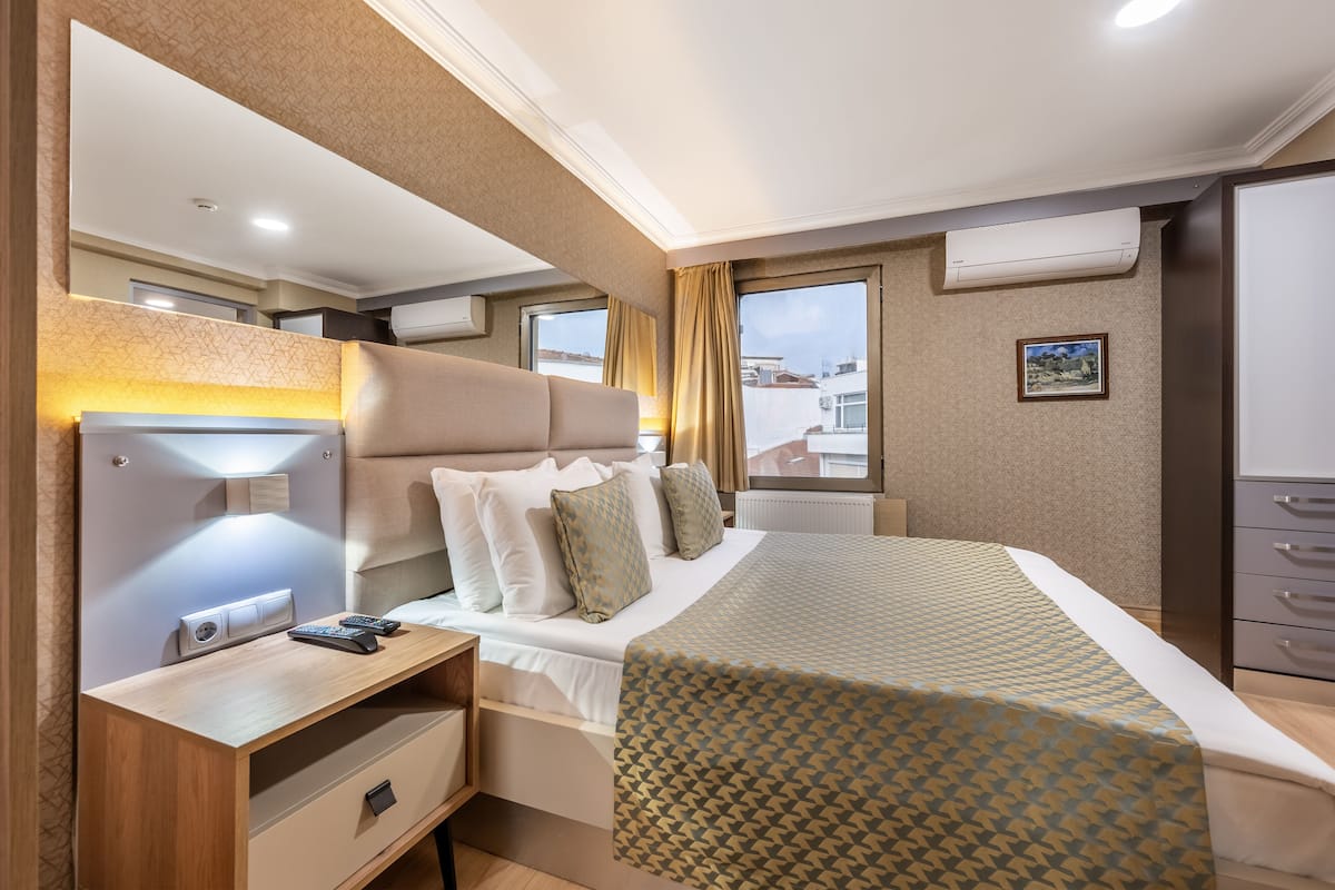 Premium bedding, in-room safe, desk, laptop workspace