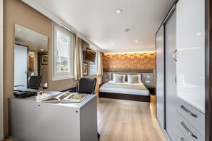 Habitación doble estándar, 1 cama Queen size, microondas, vista parcial al mar | Ropa de cama de alta calidad y caja de seguridad en la habitación