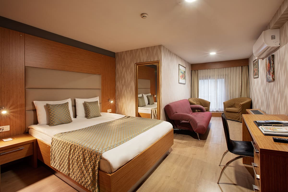 Family Suite | Premium bedding, in-room safe, desk, laptop workspace