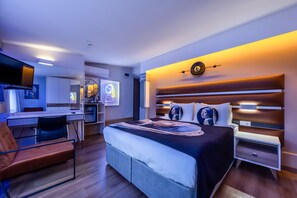 Camera Design | Biancheria da letto di alta qualità, cassaforte in camera, una scrivania
