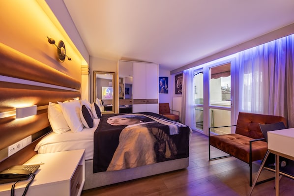Design-Zimmer | 1 Schlafzimmer, hochwertige Bettwaren, Zimmersafe, Schreibtisch