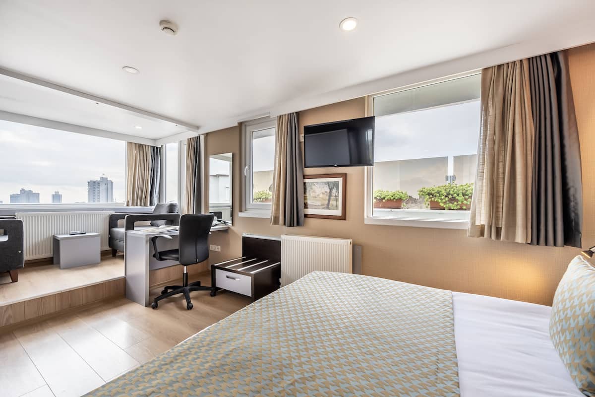 Standaard tweepersoonskamer, 1 queensize bed, magnetron, gedeeltelijk uitzicht op zee | 1 slaapkamer, luxe beddengoed, een kluis op de kamer, een bureau