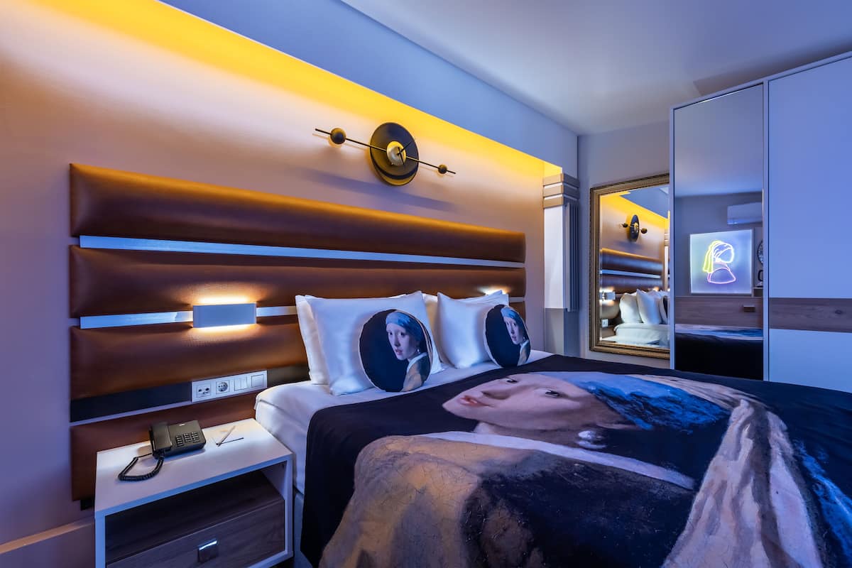 Design kamer | 1 slaapkamer, luxe beddengoed, een kluis op de kamer, een bureau