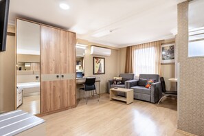 高级开间套房 | 高档床上用品、客房内保险箱、办公桌、笔记本电脑工作区