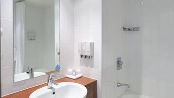 Combined shower/bathtub, free toiletries, hair dryer