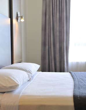 Habitación Deluxe, 1 cama Queen size | Escritorio, tabla de planchar con plancha, cunas y camas extra 