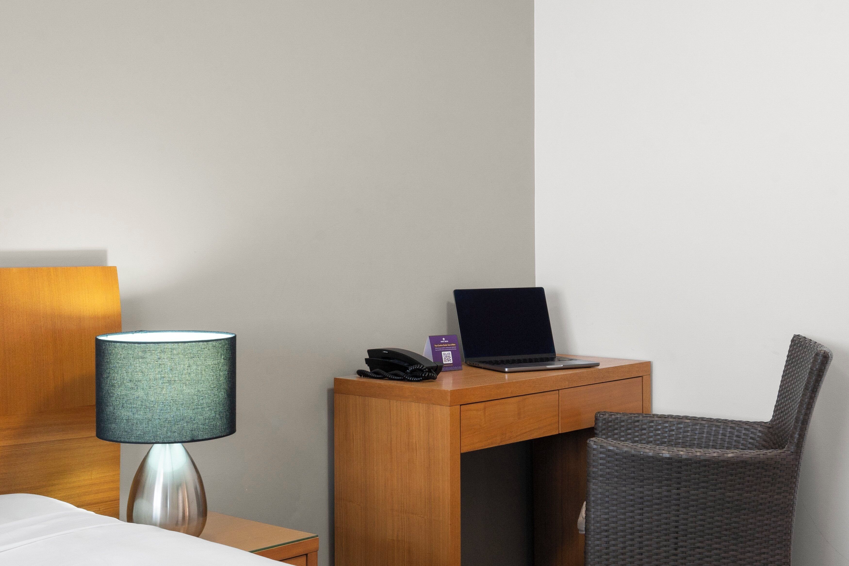 standard hotel room | in-room safe, individually decorated, individually furnished