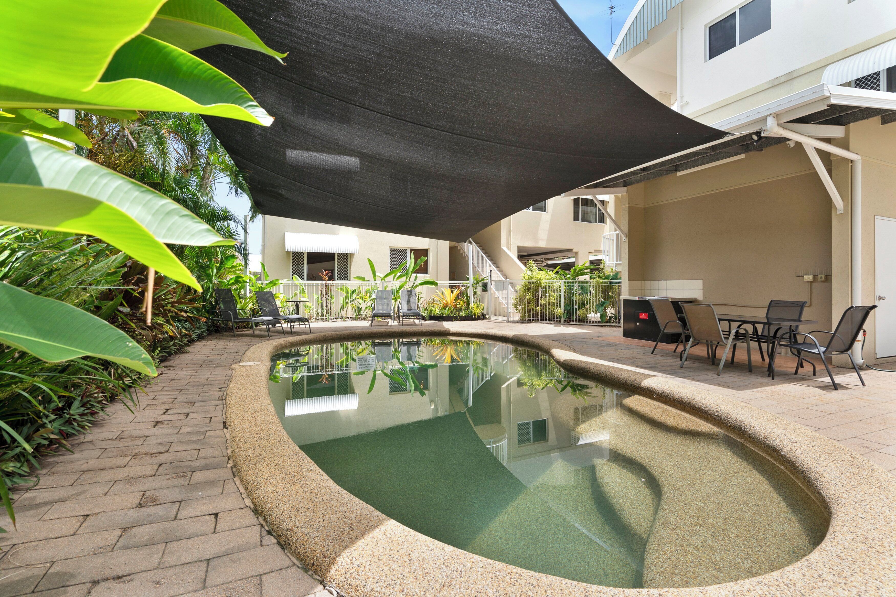 2 outdoor pools, pool loungers