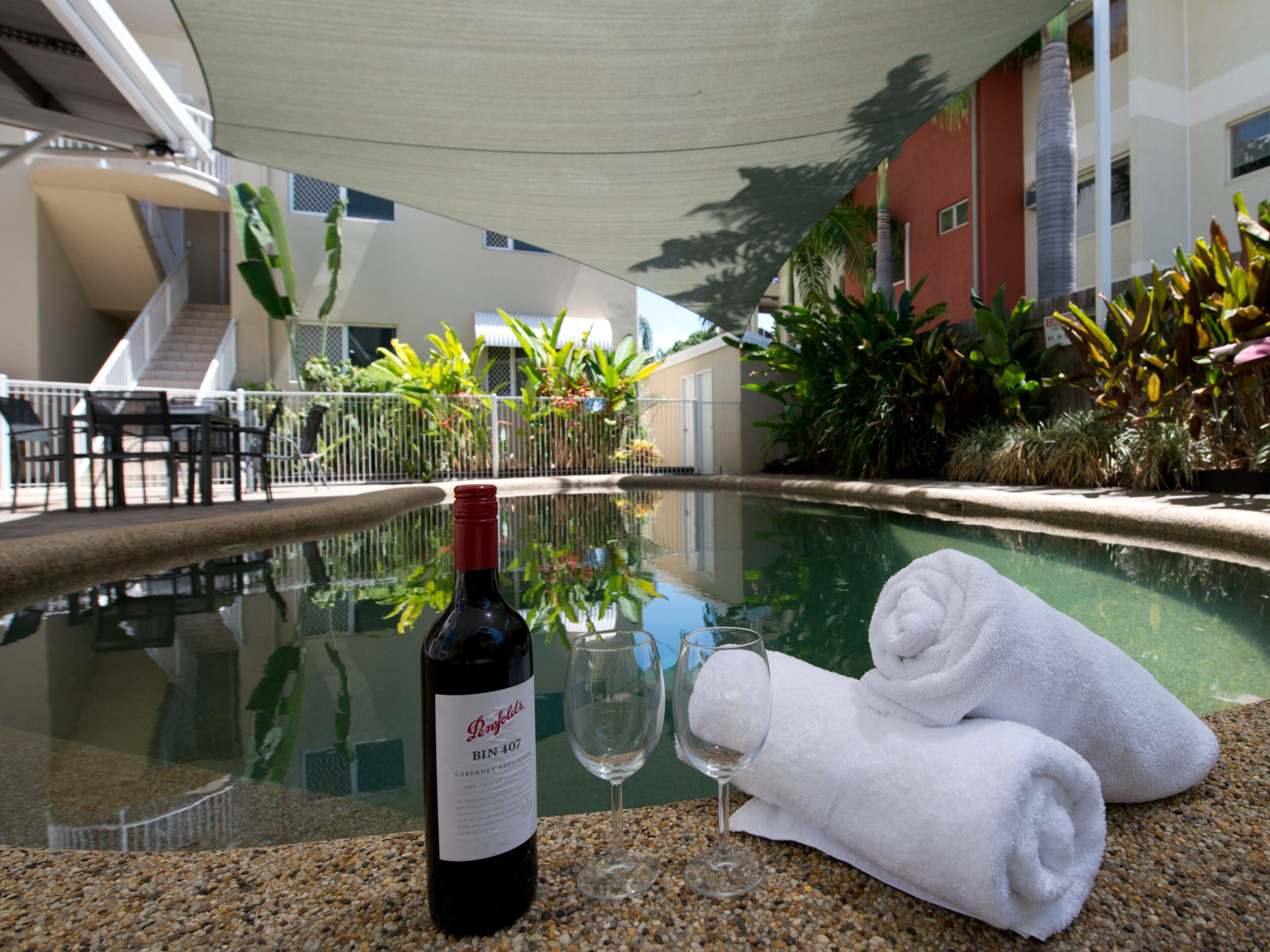 2 outdoor pools, pool loungers