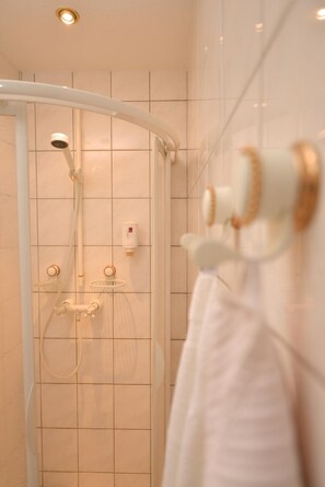 Shower, free toiletries, hair dryer, bathrobes - Adler Golf-& Tagungshotel (Harth-Poellnitz)