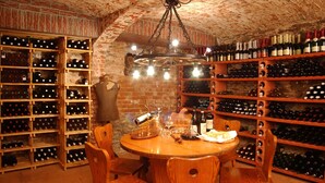 Una bodega con estantes de madera y una mesa redonda en el centro.