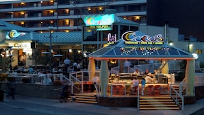 Ein Restaurant mit Außenbereich und Terrasse.