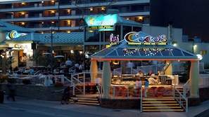 A restaurant with outdoor seating and a terrace. - Holiday Inn Niagara Falls - By The Falls by IHG (Niagara Falls)