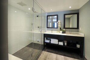 Standard Room, 1 King Bed (Walk-In Shower) | Bathroom shower - Holiday Inn Niagara Falls - By The Falls by IHG (Niagara Falls)