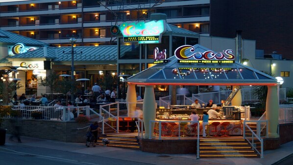 Se sirven desayunos y almuerzos, restaurante con mesas al aire libre