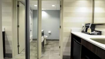 Une salle de bain moderne avec un grand lavabo, des toilettes et un espace douche.