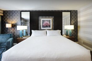 Blackout curtains, iron/ironing board, free cots/infant beds - Holiday Inn Niagara Falls - By The Falls by IHG (Niagara Falls)