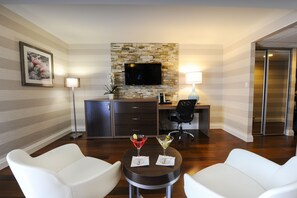 Standard Room, 1 King Bed, Accessible, Jetted Tub | Blackout drapes, iron/ironing board, free cribs/infant beds - Holiday Inn Niagara Falls - By The Falls by IHG (Niagara Falls)