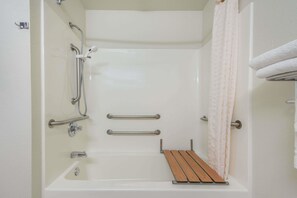 淋浴/盆浴组合、免费洗浴用品、吹风机、毛巾