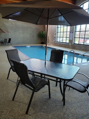 Piscine intérieure, accÚs possible de 9 h à 22 h, chaises longues