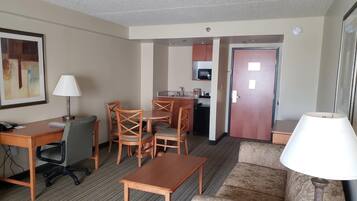 Studio Suite, 1 King Bed, Non Smoking | Premium bedding, pillowtop beds, in-room safe, desk