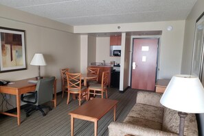 Studio Suite, 1 King Bed, Non Smoking | Premium bedding, pillowtop beds, in-room safe, desk