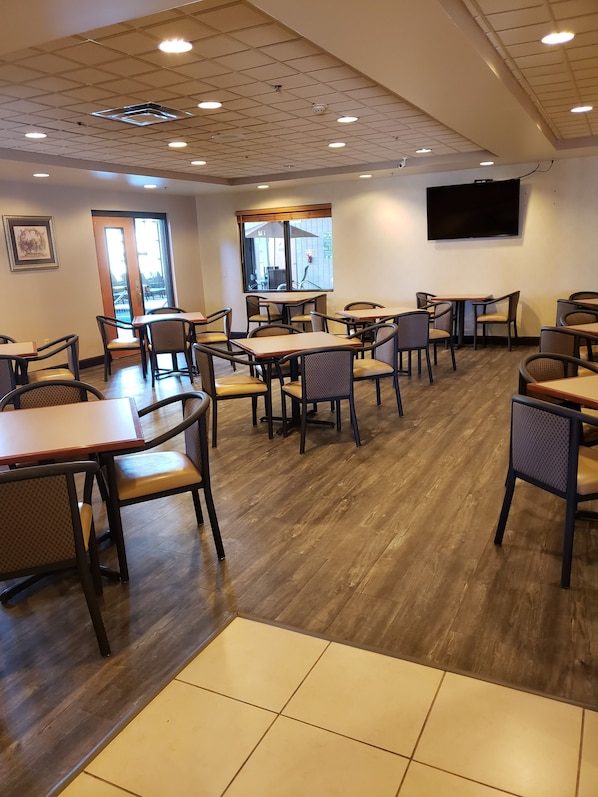 Buffet déjeuner gratuit tous les jours