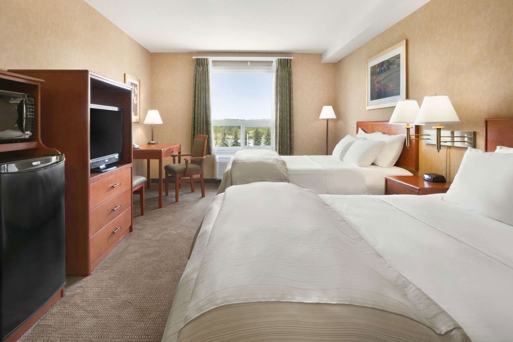 مكتب ومساحة عمل للكمبيوتر المحمول وستائر تعتيم ومكواة/لوح كي