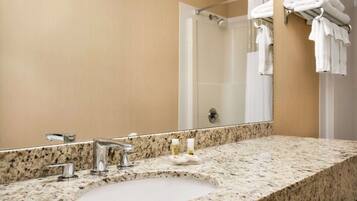 Combined shower/bathtub, free toiletries, hair dryer, towels