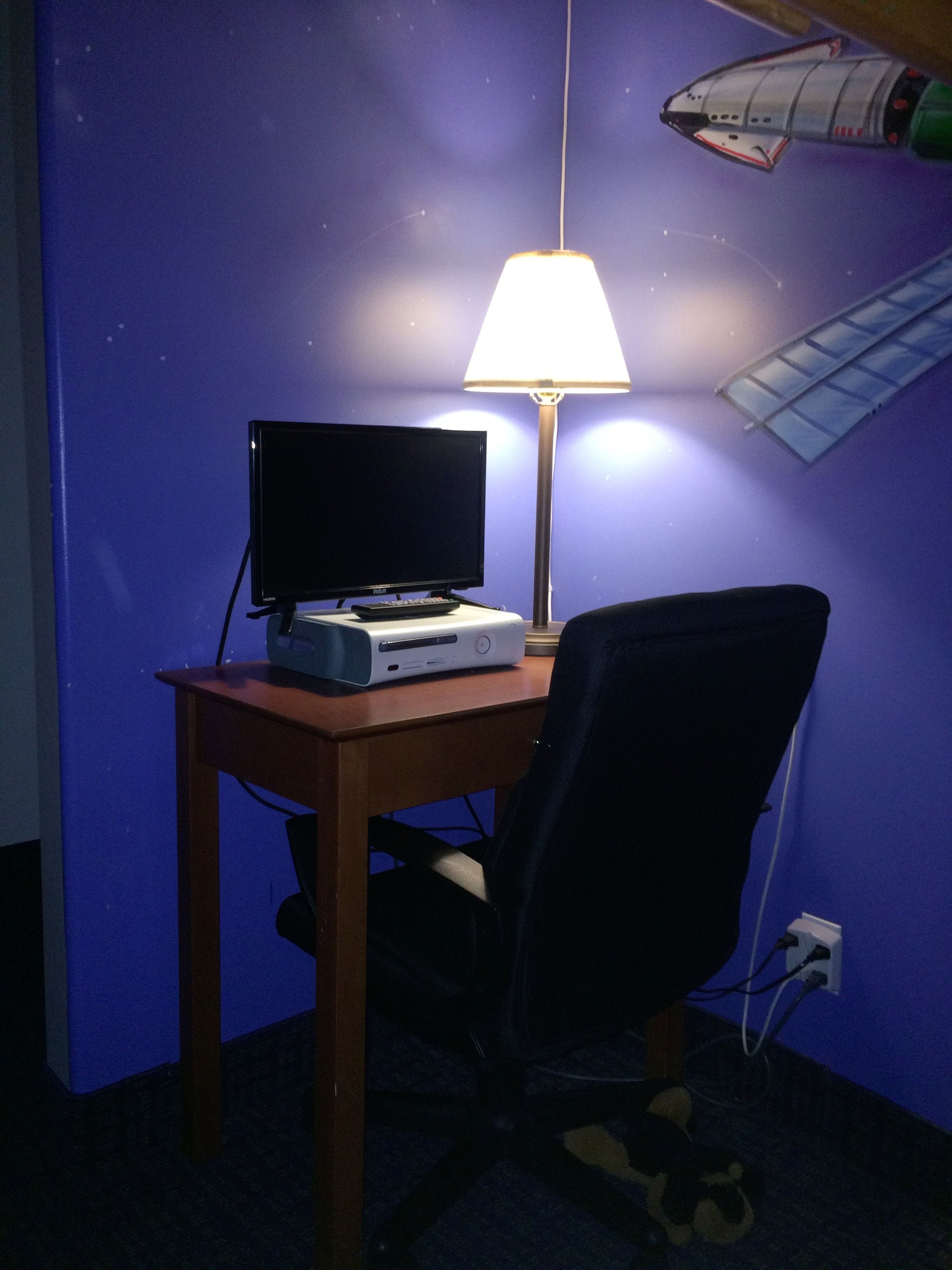 suite, non smoking (1 queen with bunk beds) | children’s theme room