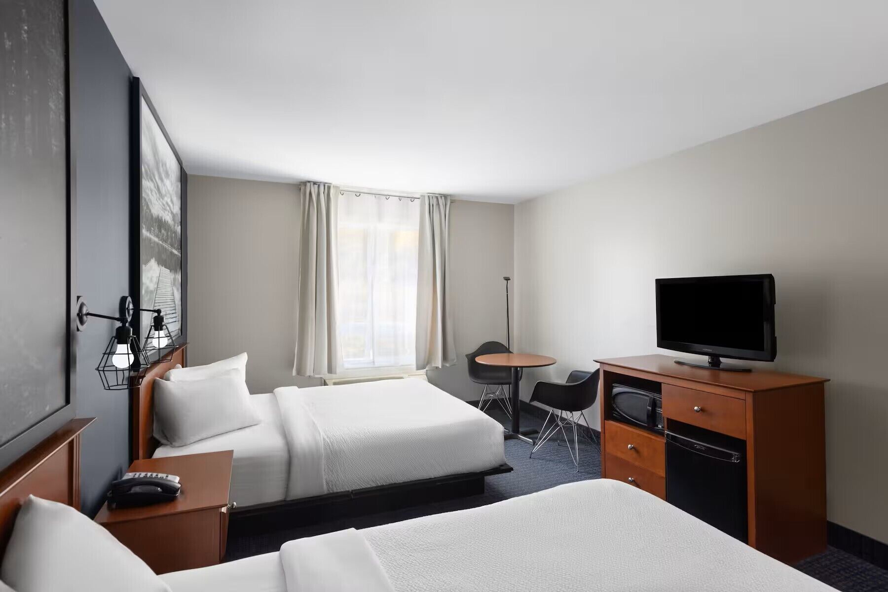 Habitación doble, 2 camas de matrimonio | Tabla de planchar con plancha, wifi gratis, ropa de cama