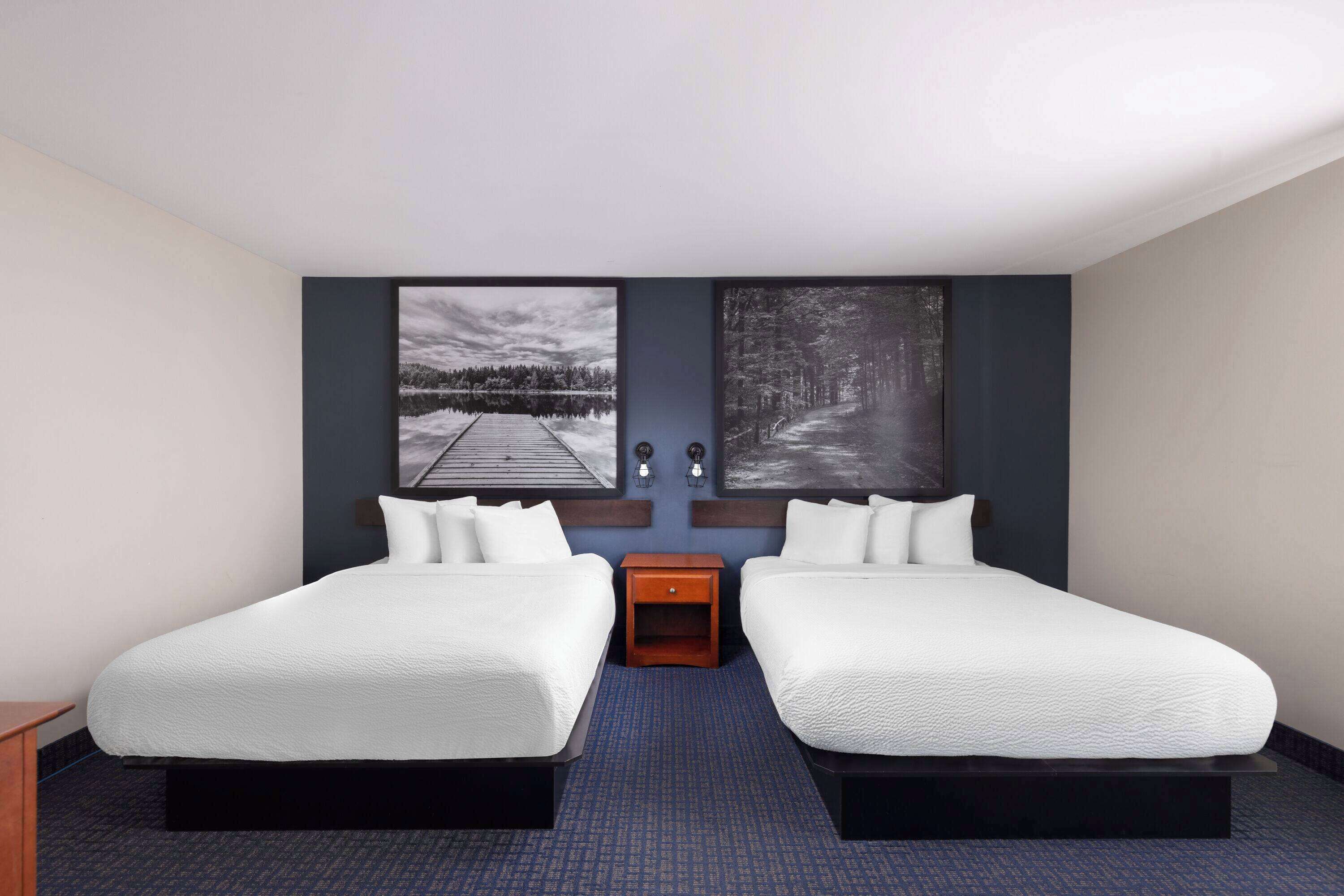 suite, non smoking (2 queens with sofa bed) | jetted bathtub