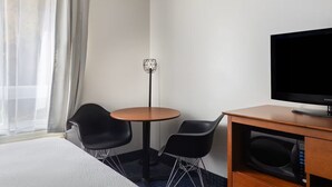 Habitación, 1 cama King size, acceso para personas con movilidad reducida | Tabla de planchar con plancha, wifi gratis y ropa de cama