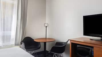 Habitación, 1 cama King size, acceso para personas con movilidad reducida | Tabla de planchar con plancha, wifi gratis y ropa de cama
