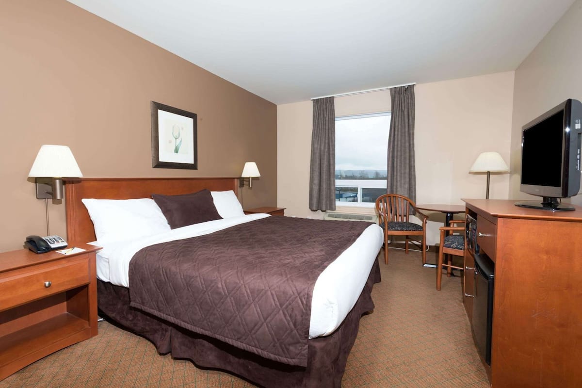 Desk, iron/ironing board, free WiFi, bed sheets