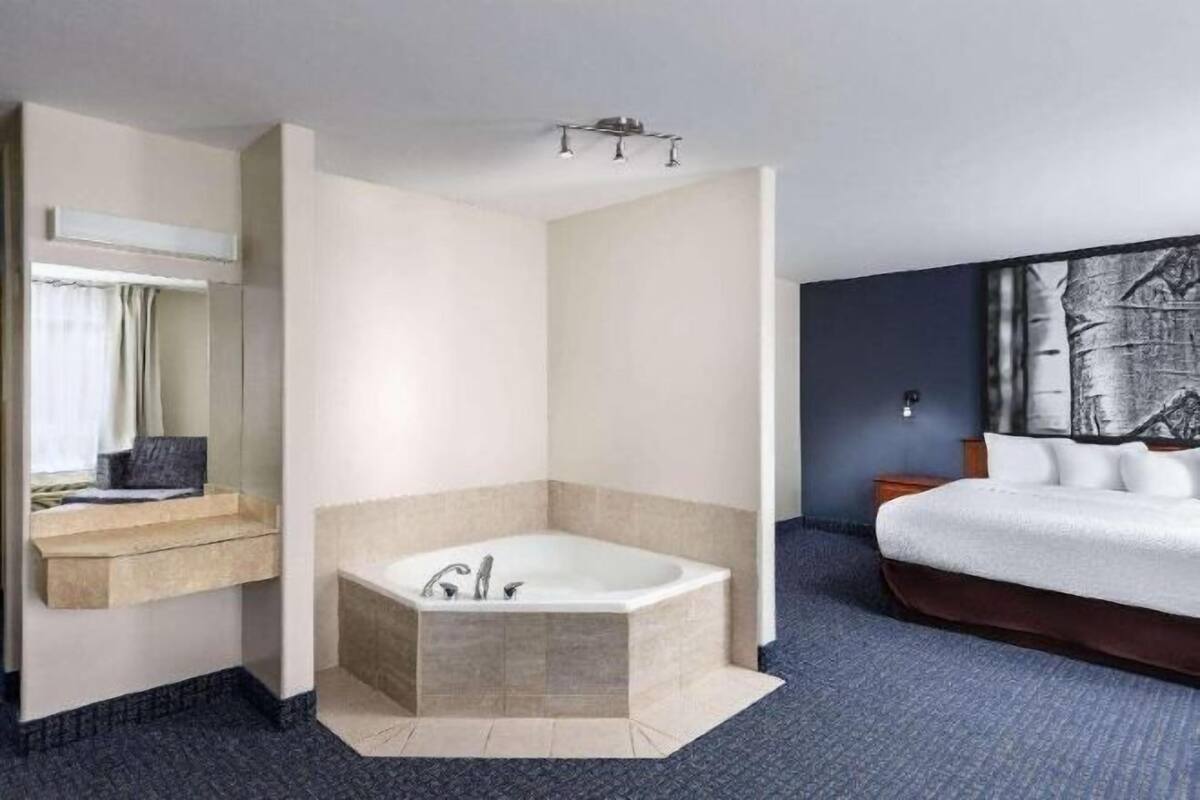 Desk, iron/ironing board, free WiFi, bed sheets