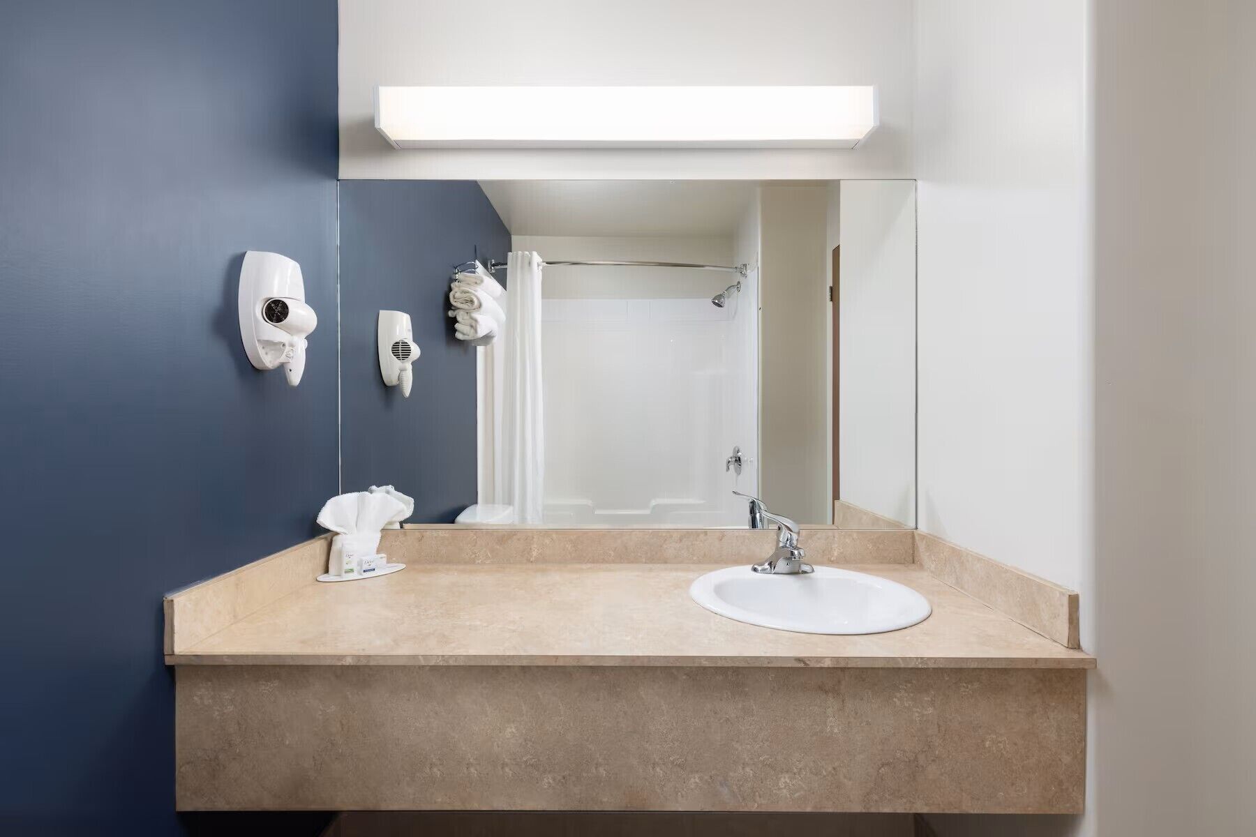 Articles de toilette gratuits, sèche-cheveux, serviettes fournies, savon