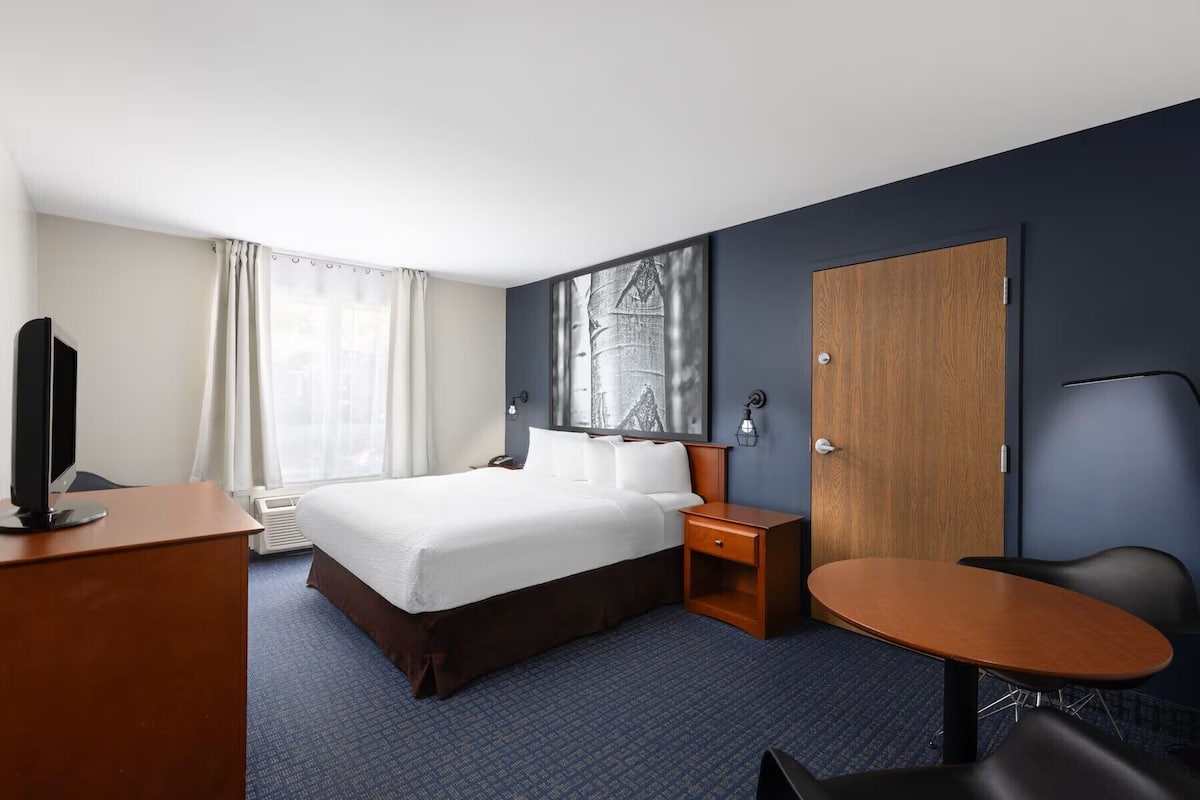 Classic-Zimmer, 1 King-Bett | Bügeleisen/Bügelbrett, kostenloses WLAN, Bettwäsche