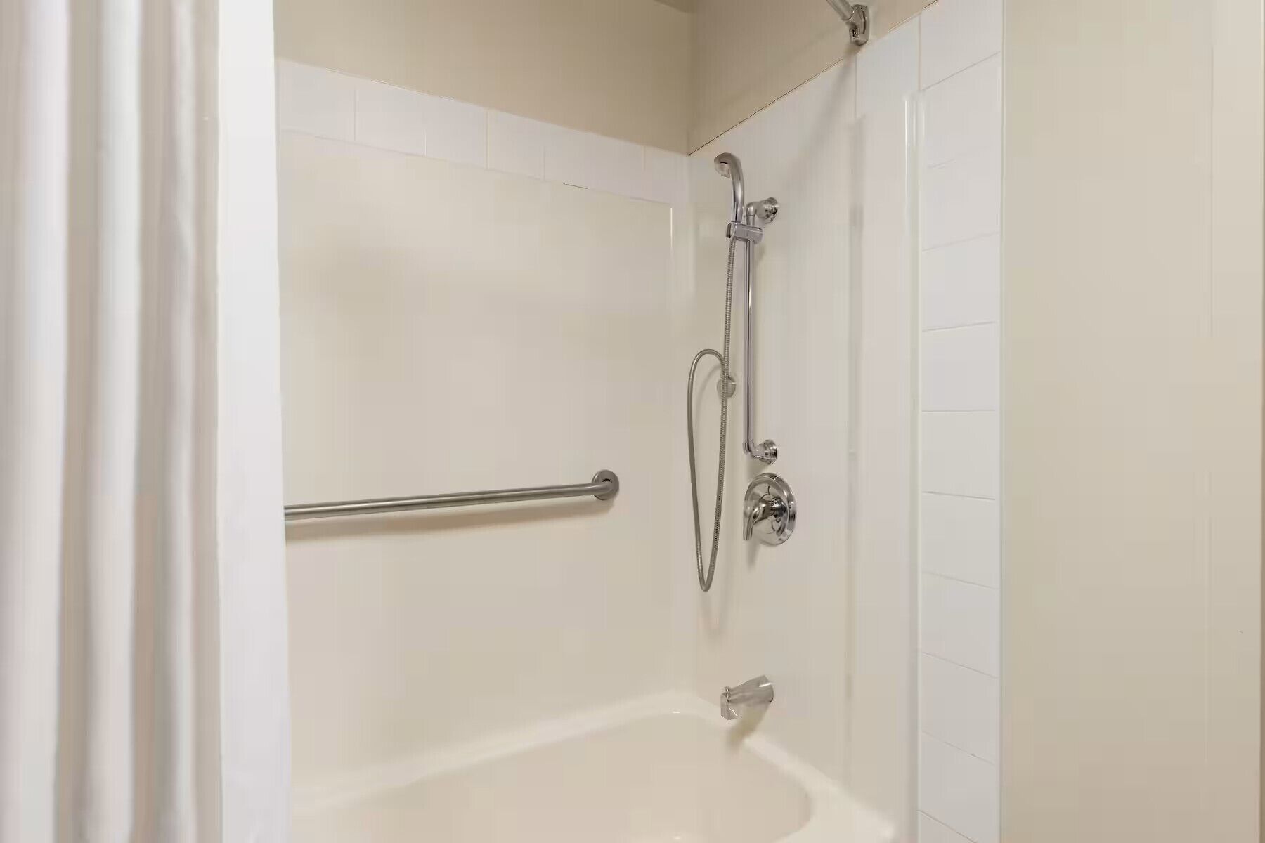 Room, 1 King Bed, Mobility Accessible | Bathroom | Free toiletries, hair dryer, towels, soap