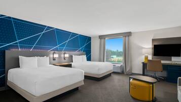 Een bureau, verduisterende gordijnen, een strijkplank/strijkijzer