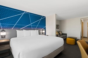 Escritorio, cortinas blackout y tabla de planchar con plancha 