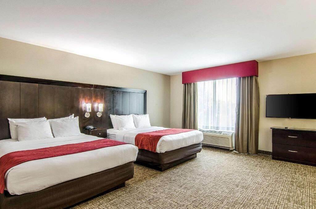 Desk, blackout drapes, iron/ironing board, free WiFi