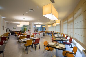 每日供應吃到飽早餐 (每人 EUR7)