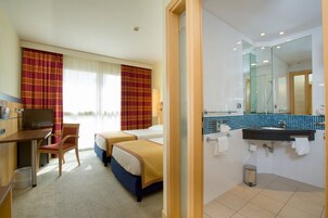 羽绒被、迷你吧、客房内保险箱、办公桌