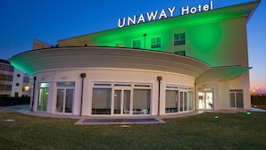 Das Hotel UNAWAY zeichnet sich durch ein modernes Design, große Glasfenster und einen geschwungenen Eingang aus.