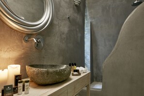 Family Suite | Bathroom | Shower, rainfall showerhead, free toiletries, hair dryer - Belvedere Suites (Santorini)