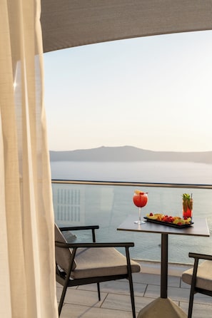 Superior Room | Premium bedding, in-room safe, soundproofing, free WiFi - Belvedere Suites (Santorini)