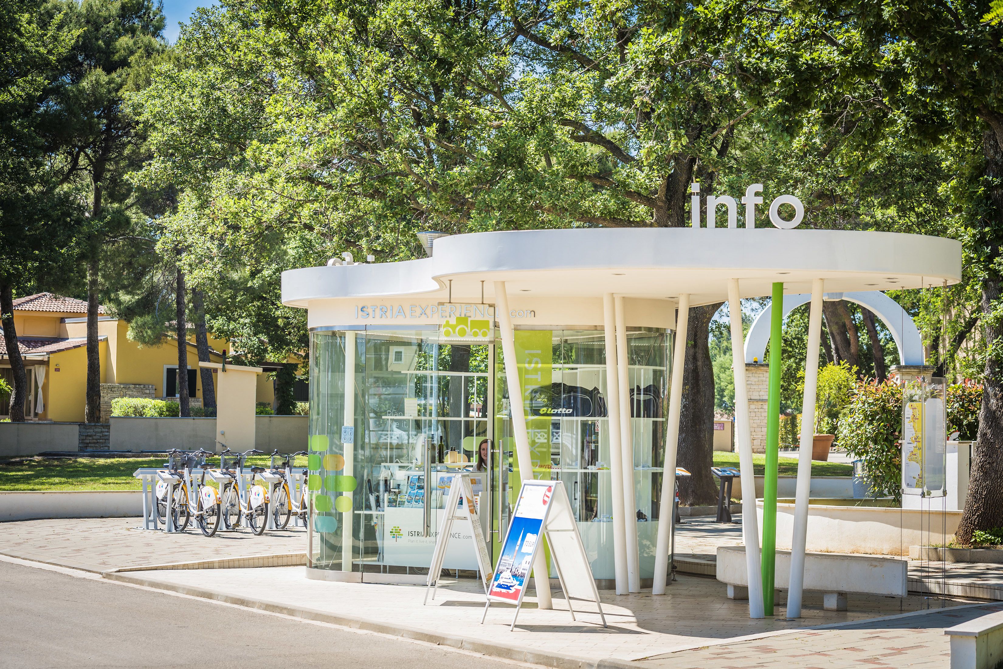 Moderni myyntikioski, jossa on lasinen etuseinä ja kyltti, jossa lukee ”info”.
