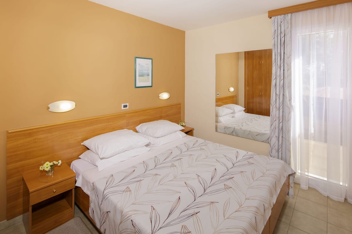 Free cribs/infant beds, free WiFi, bed sheets, alarm clocks
