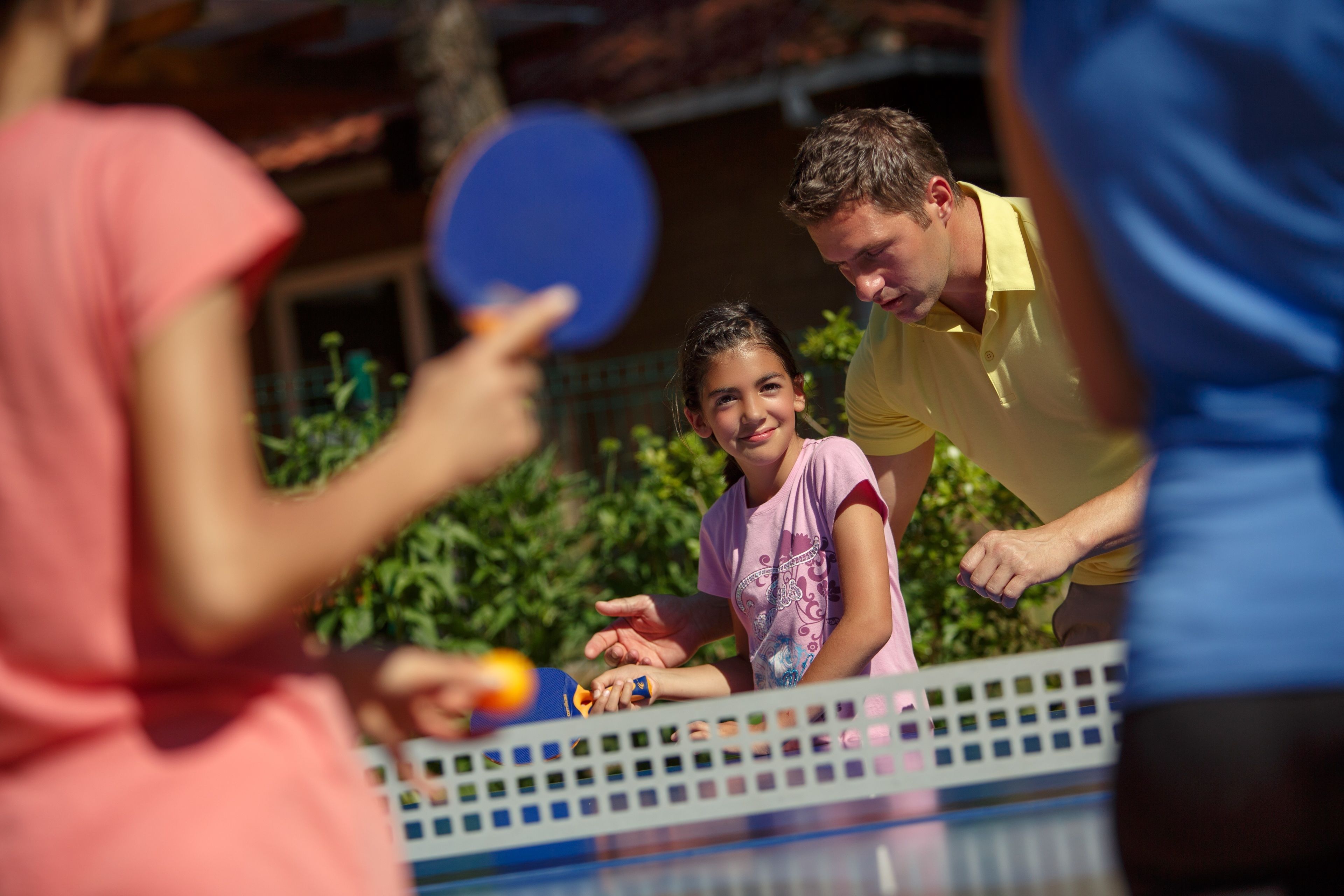 Ein Tischtennis-Tisch mit Spielern und einem Schiedsrichter.